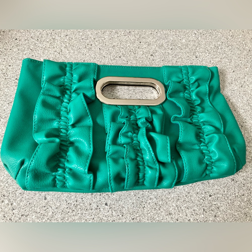 Kelly Green faux-Leather Ruffled hand bag with silver accents. Inside zipper.